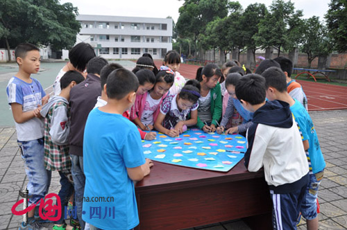 成都泡桐樹小學蒲江分校舉行2014屆畢業(yè)典禮