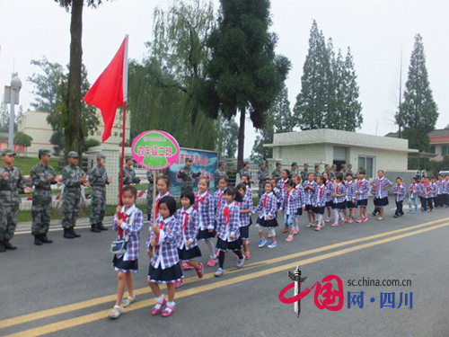 蒲江縣北街小學(xué)家委會(huì)組織國(guó)防教育日活動(dòng)